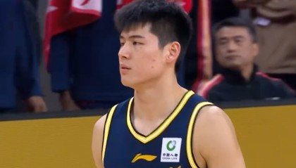 华体会官网-不得不说！胡明轩应该让出首发，由19岁小将陈家政代替