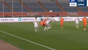 华体会功能-动作稍大！刘洋倒钩式解围踢中罗慕洛，被主裁出示黄牌